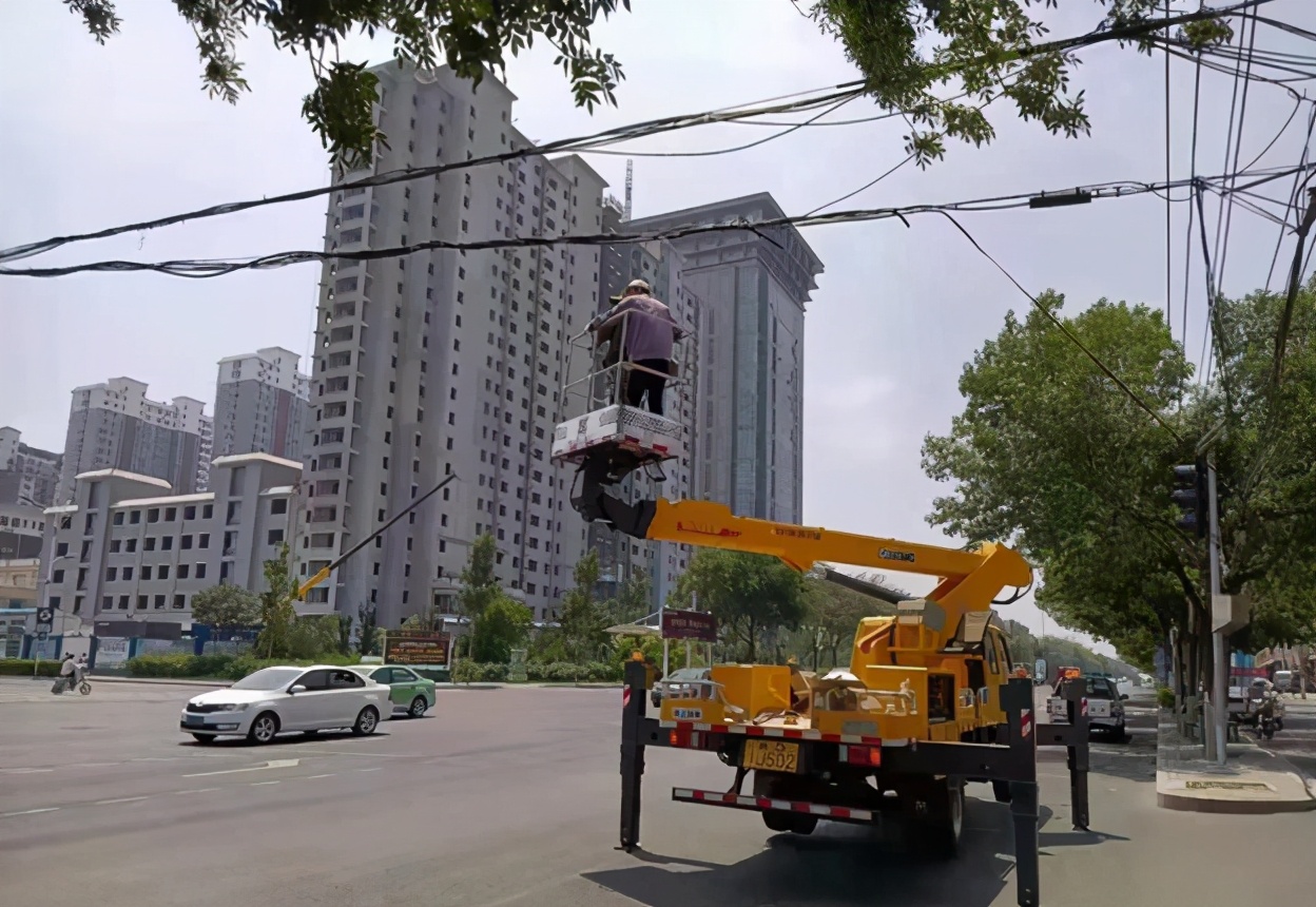 邯郸：大力整治凌乱架空线