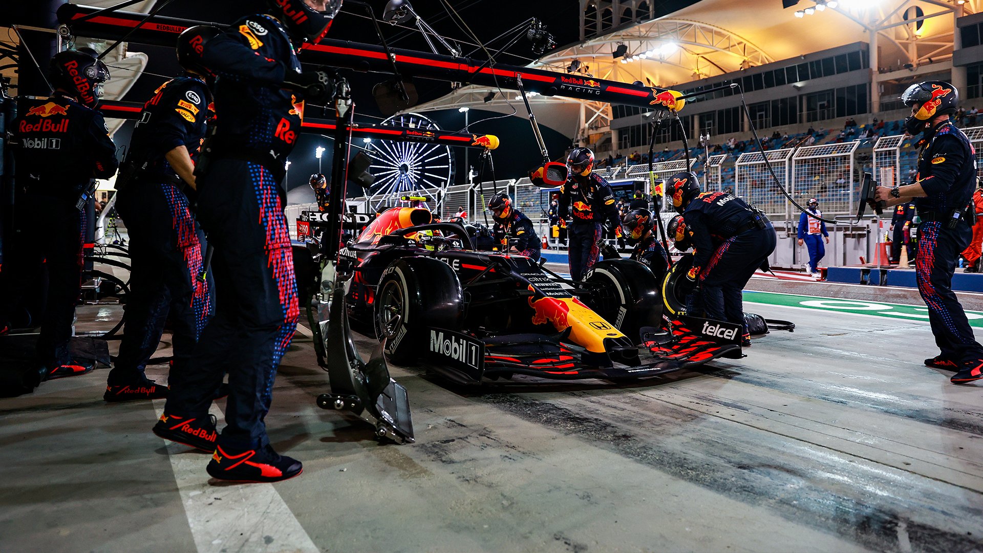 F1巴林站：汉密尔顿险胜维斯塔潘 奔驰F1终于寻到