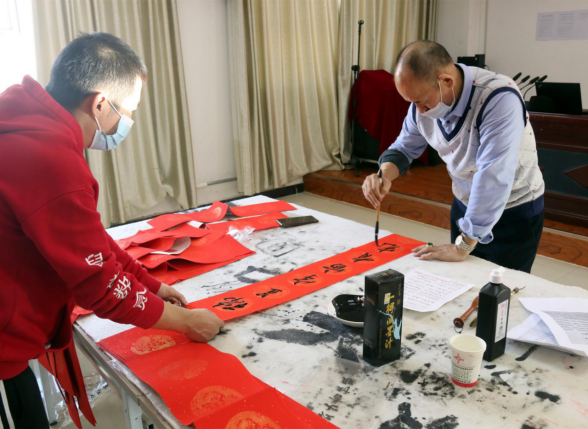 新疆若羌县：“牛”转乾坤迎新春 欢欢喜喜过大年