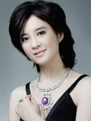 她是倪萍的接班人许戈辉，本前途一片光明，为