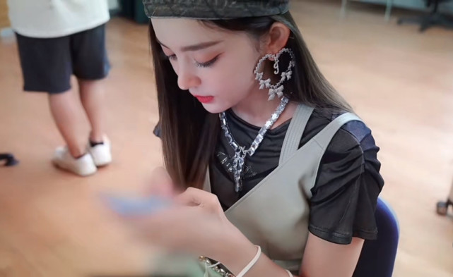 一句“窮哈”被嘲三年，古力娜扎終于釋懷了，自嘲是最佳solo歌手