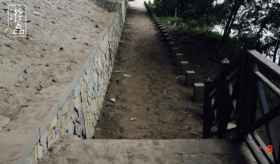 重庆李子坝的秘密据点：江岸虽有垃圾，但安静清幽，你来过吗？