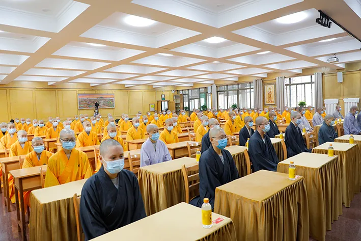 河北省佛学院举行2021级学僧开学典礼，明海大和尚开示用功要点
