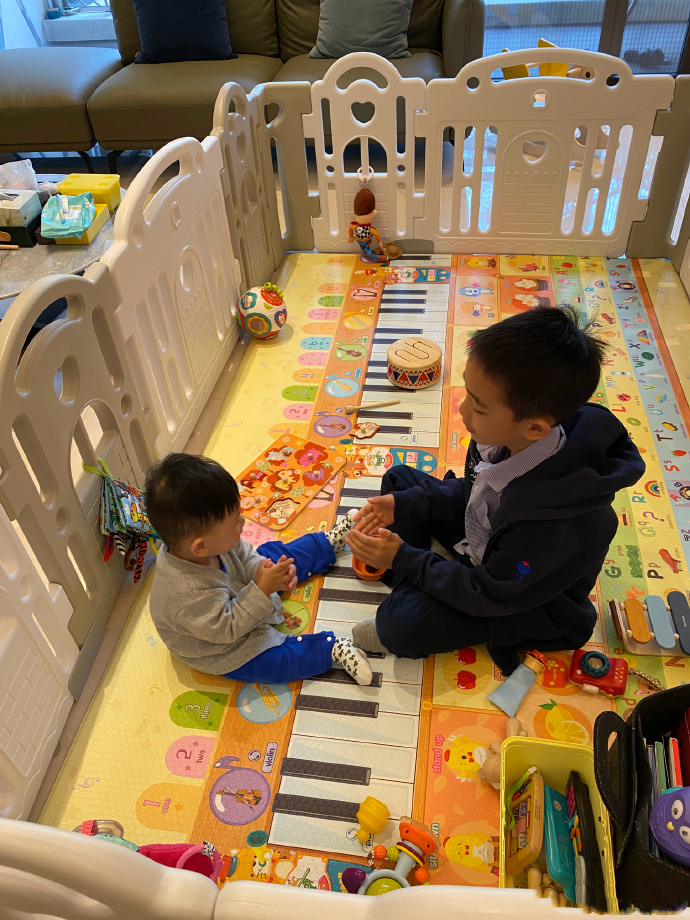 應采兒爸爸六一曬倆外孫，Jasper陪弟弟玩遊戲，畫面溫馨有愛