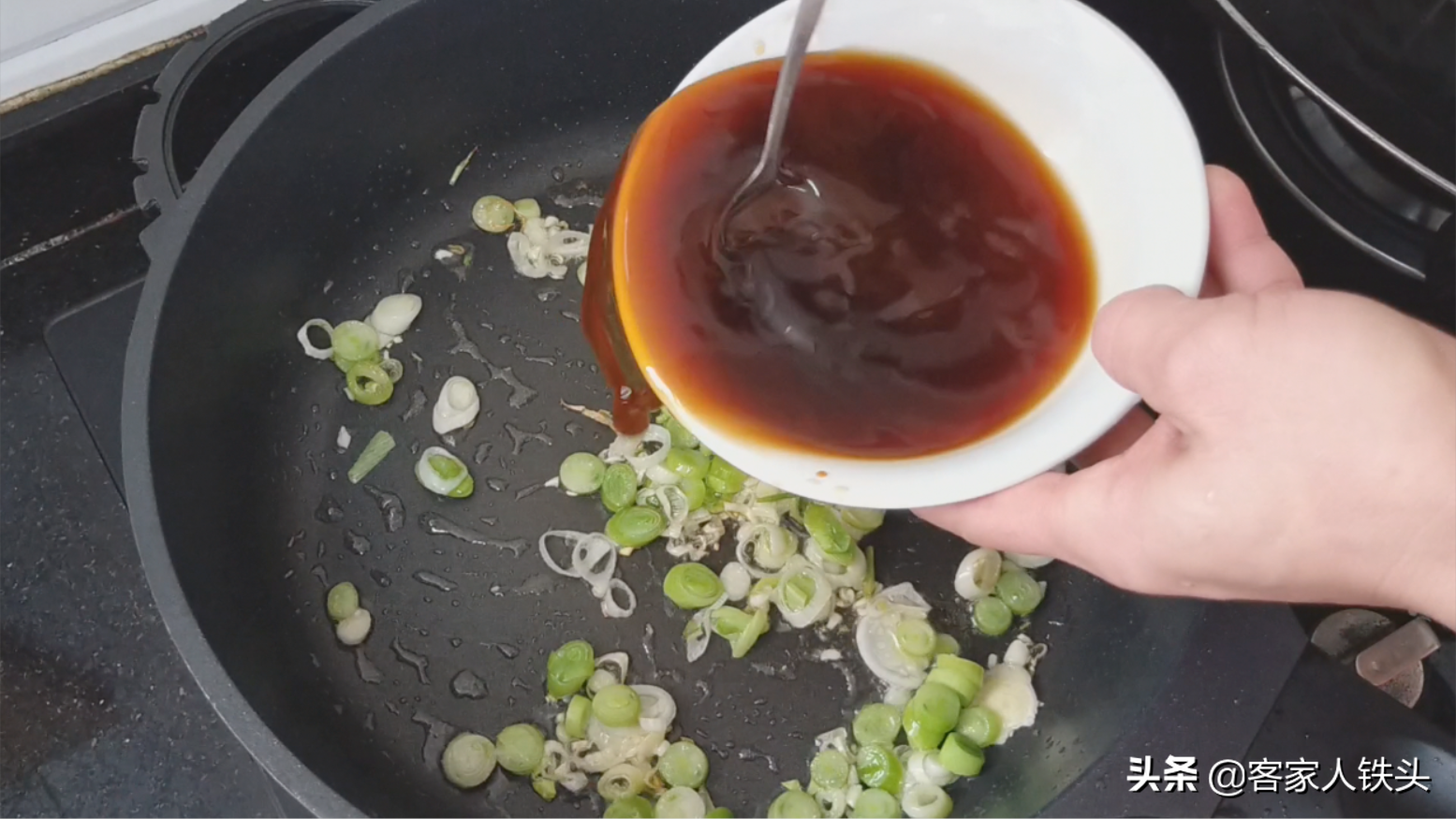 以后待客豆腐就这样做，3块豆腐1勺酱，出锅真香，比肉还受欢迎