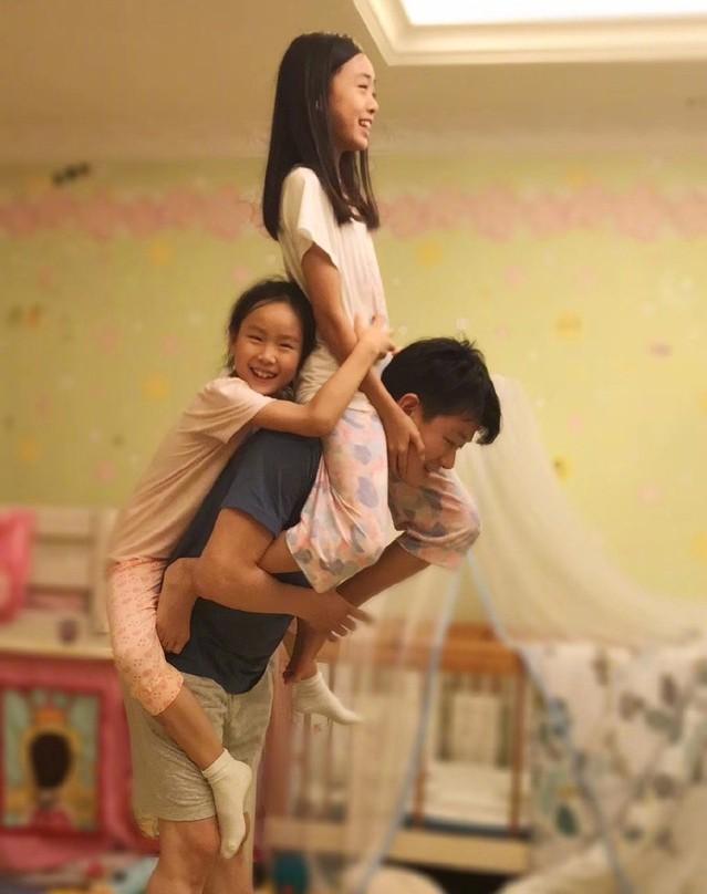 佟大为罕见晒全家福，评论区却骂声一片，网友：不如只给儿子拍