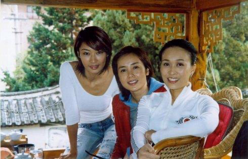 那英姐妹团再聚会！宋丹丹毛阿敏亲密搂肩，不见蒋雯丽身影？