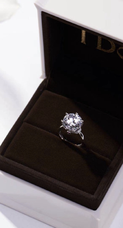 汪小菲慶與大s結婚十週年，夸其為小女孩，鴿子蛋鑽戒惹秦昊注目