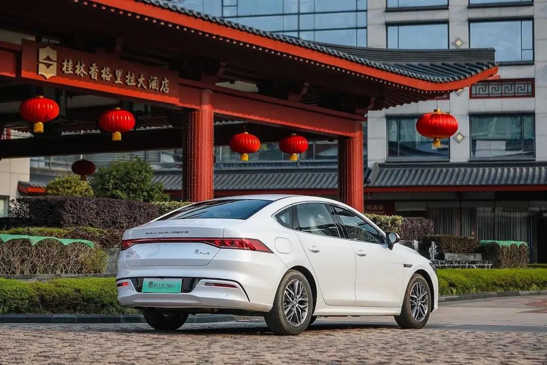 每公里油费2毛5还能上绿牌，比亚迪秦PLUS比丰田混动香多了