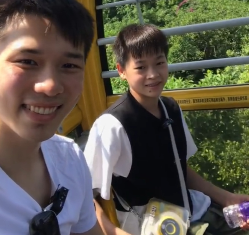 全红婵坐大摆锤！双手比V太开心，婉拒所有代言+综艺，暂不捞金