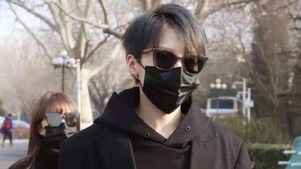 2021 spring late first big couplet platoon, the battle array caters to young audience, two big female round peak encounter