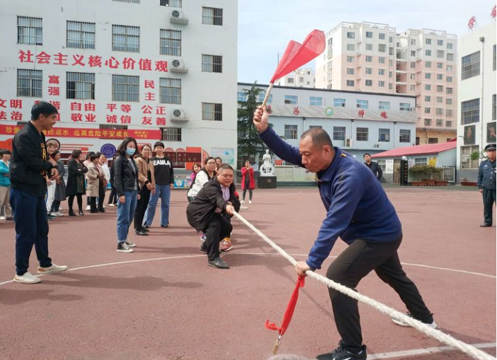 魏县第二小学举行迎“五一”教职工拔河比赛