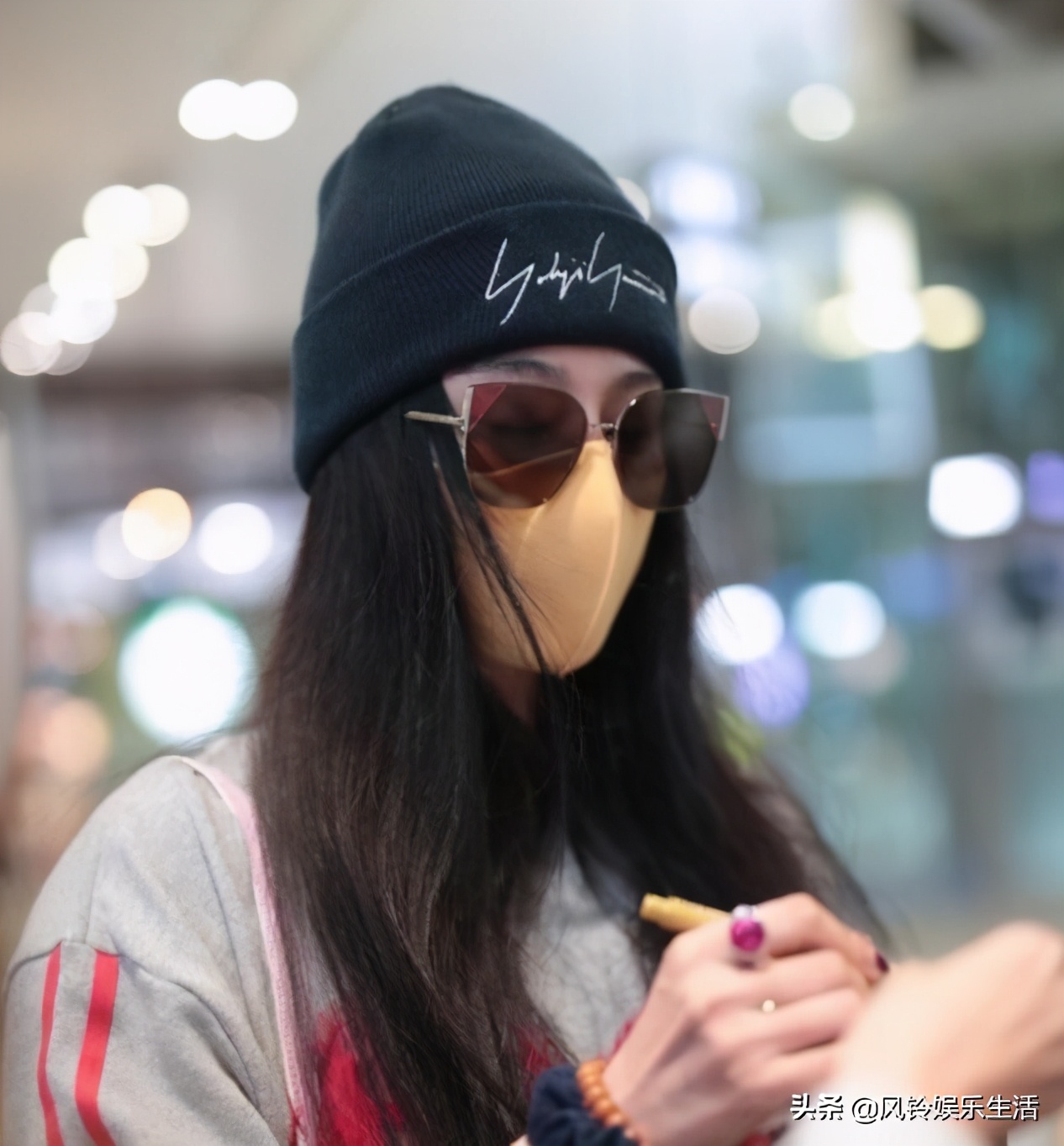 范冰冰低調現身機場 口罩眼鏡帽子一樣都沒少 熱情給粉絲簽名 Mp頭條