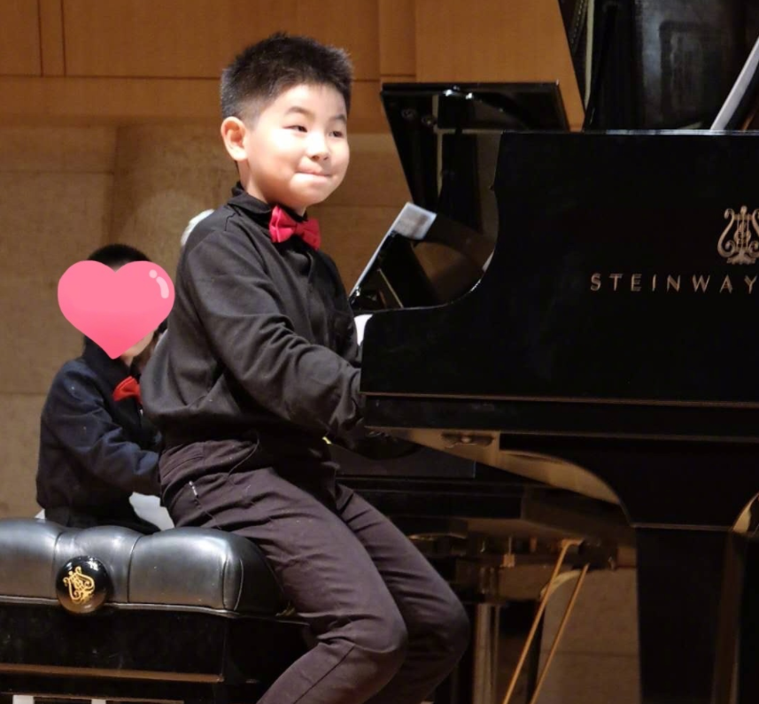 胡可曬慶生照，安吉魚兒夾擊親吻媽媽，送耳飾當禮物超暖心