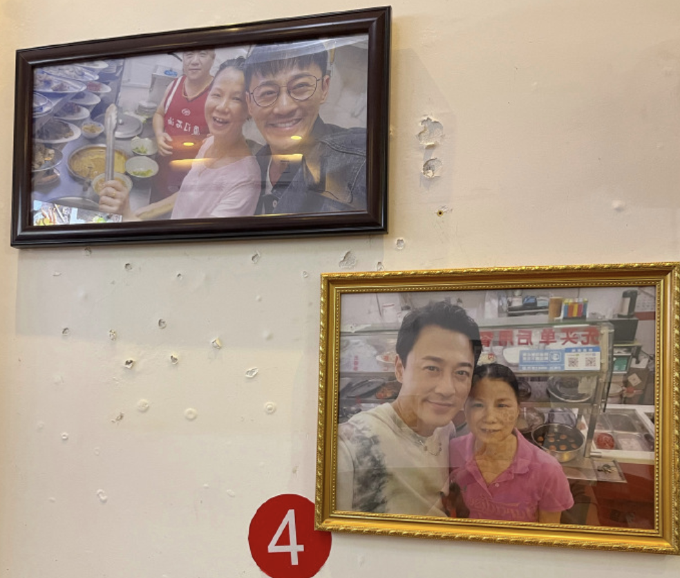 林峯一家三口漫步海边，和张馨月互为彼此掌镜，牵手女儿父爱满满
