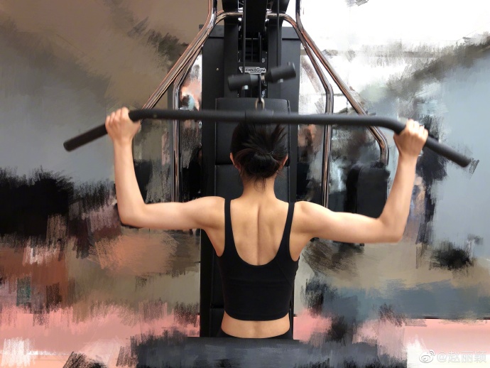 赵丽颖产后1年，身材恢复如健身教练，她吃这些