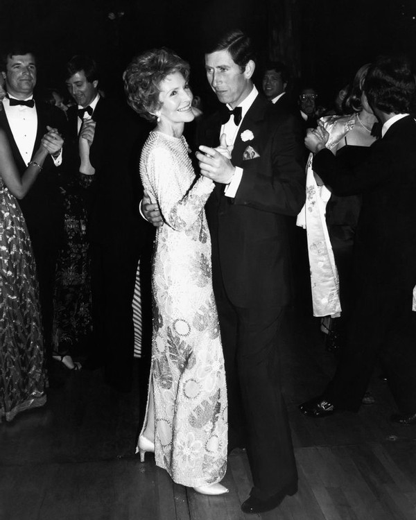 24岁戴安娜访美，在白宫和英俊小生共舞，查尔斯