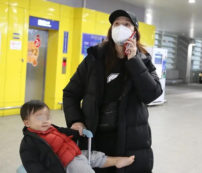 蔡少芬带三娃出行，1岁儿子见镜头露灿笑，俩女