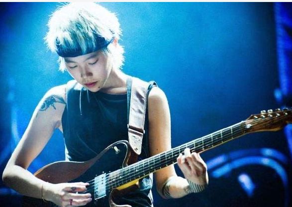 50岁的王菲长啥样？窦靖童晒与妈妈同框照，母女