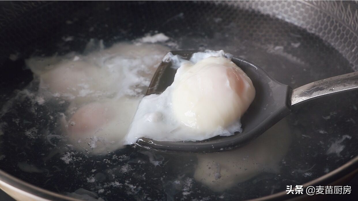荷包蛋我就服這做法，出鍋個個完整，一做一個準，鮮嫩好吃