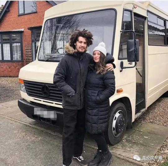 英国夫妻把小公交改造成一家五口住的房车