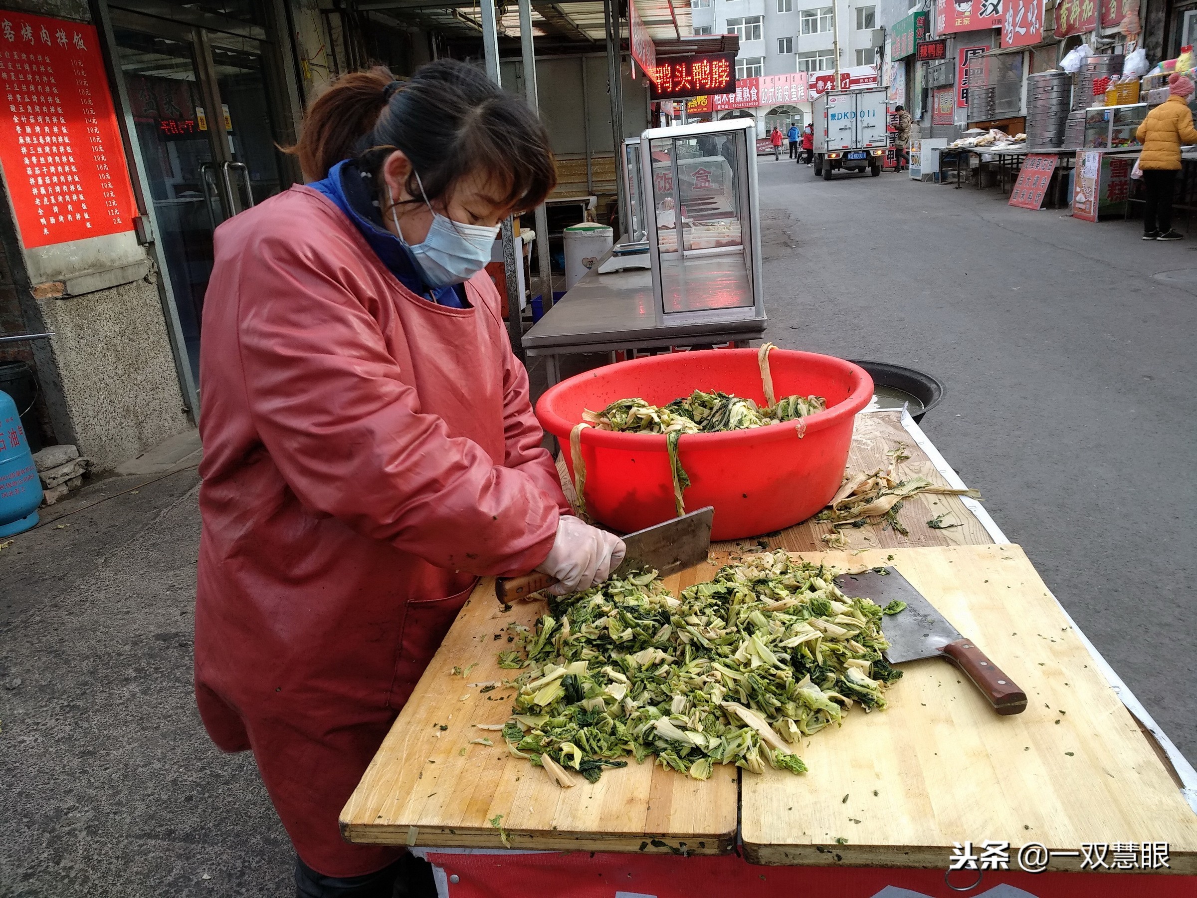 猪血肠杀猪菜那是北方人的最爱，杀猪菜猪血肠的制作过程很复杂的
