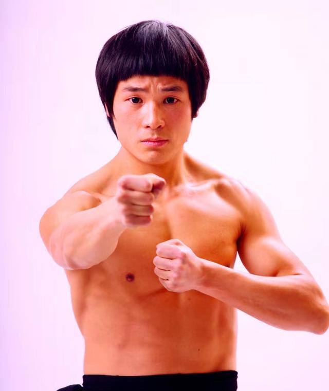 现代李小龙喊话范冰冰：李晨就是个窝囊废，他