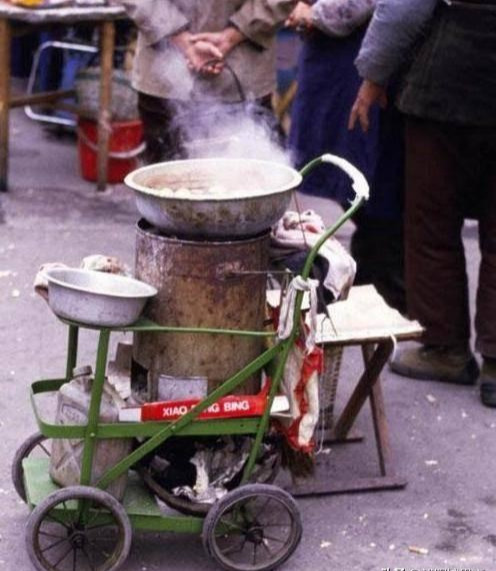 1983年中国珍贵历史老照片，矜持的男女关系，拉风的警察叔叔