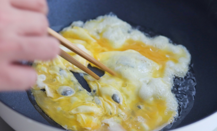 用剩饭炒一盘咖喱饭，在家也能吃出饭店的味道，连吃2碗都不够