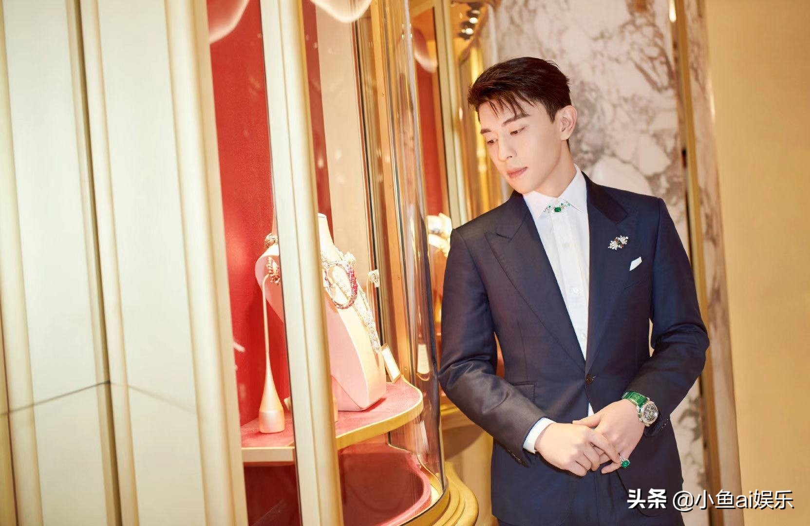 Deng Lunshu Qi is the same as casing handsome raise a key point, the fair maiden crouchs grab lens, one detail sees breeding is to install what do not come out