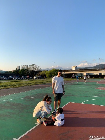 余文樂帶妻兒出門遊玩，寵溺看老婆打球，兒子發脾氣兩人半蹲輕哄