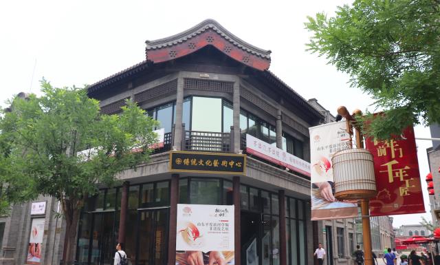 北京前门大街，游客人山人海，全聚德等多家老字号最抢眼