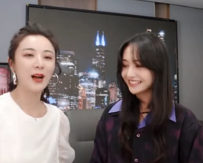 郑爽薇娅同框直播 离开美颜滤镜的颜值真实了 发际线却令人担忧 娱乐 蛋蛋赞