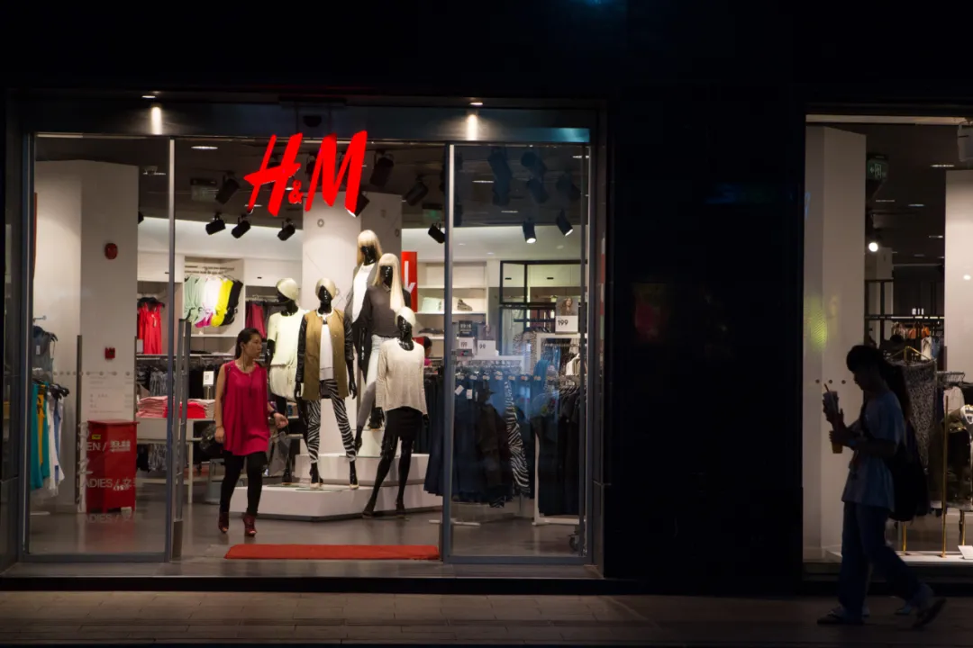 污蔑中国，还拒不道歉！“白眼狼”耐克，为何