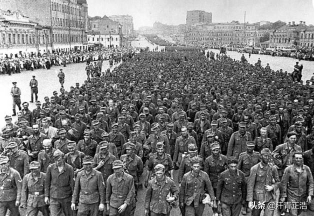 德国战败，300名女军官为希特勒殉葬，是出于忠诚，还是迫于无奈