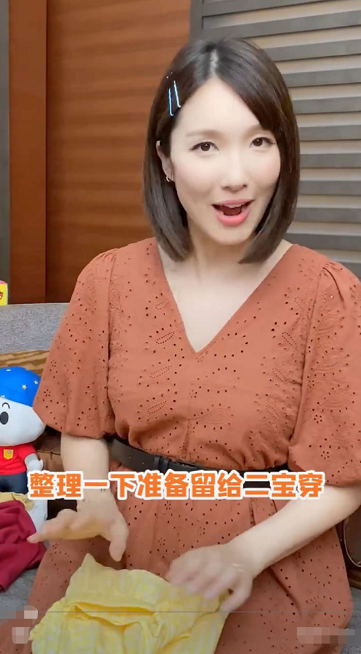 李亞男挺孕肚陪女兒上課，天韻露童真笑容，完全小王祖藍既視感