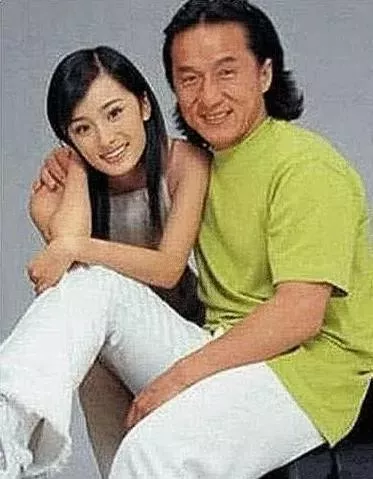 杨幂早年和成龙电动车广告被扒了，没任何特效下，这颜值我跪了