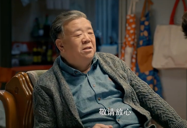 《家有儿女》刘星爸爸当爷爷了，岁月究竟对他做了什么？