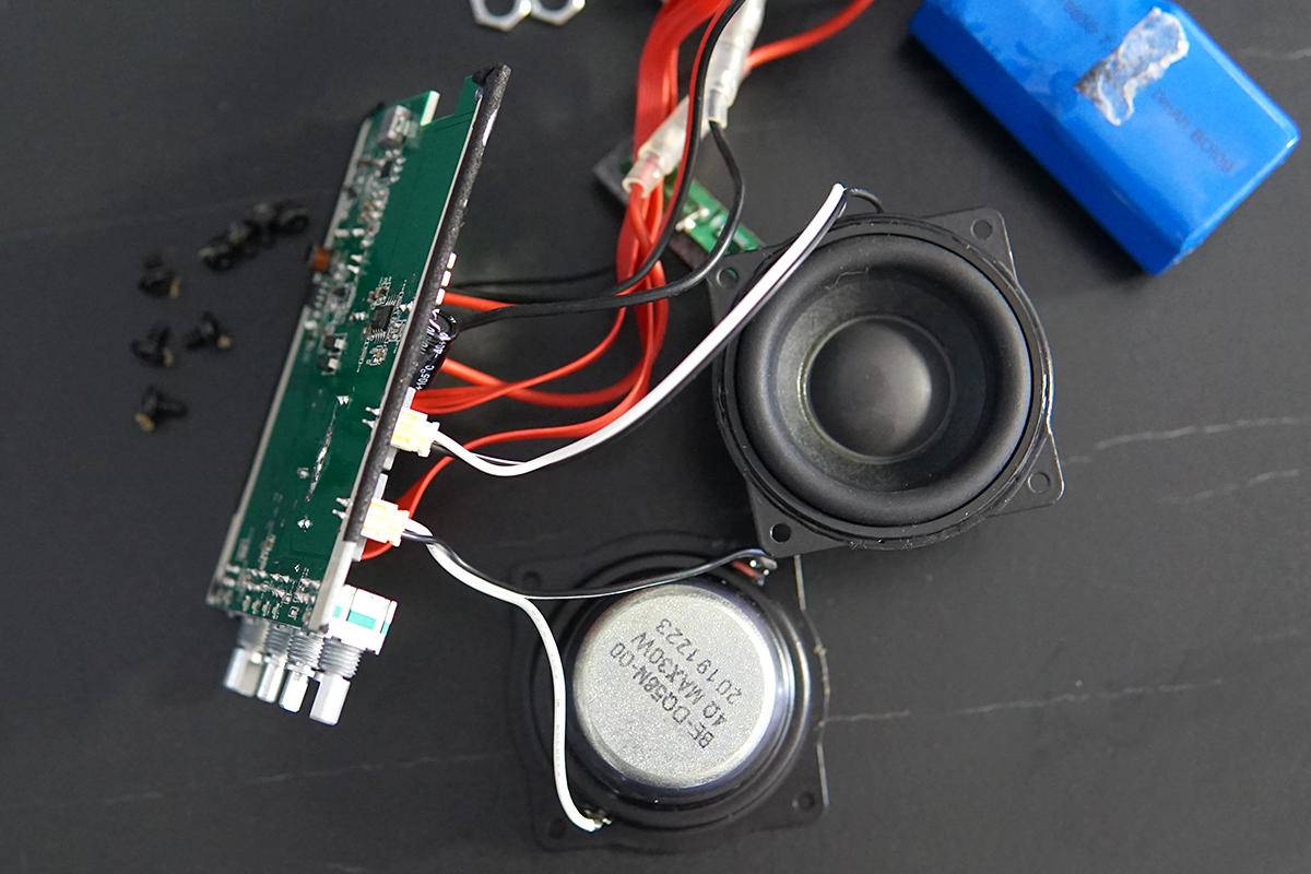 听说这款K歌音箱用的是Bose喇叭，咱们拆来看看