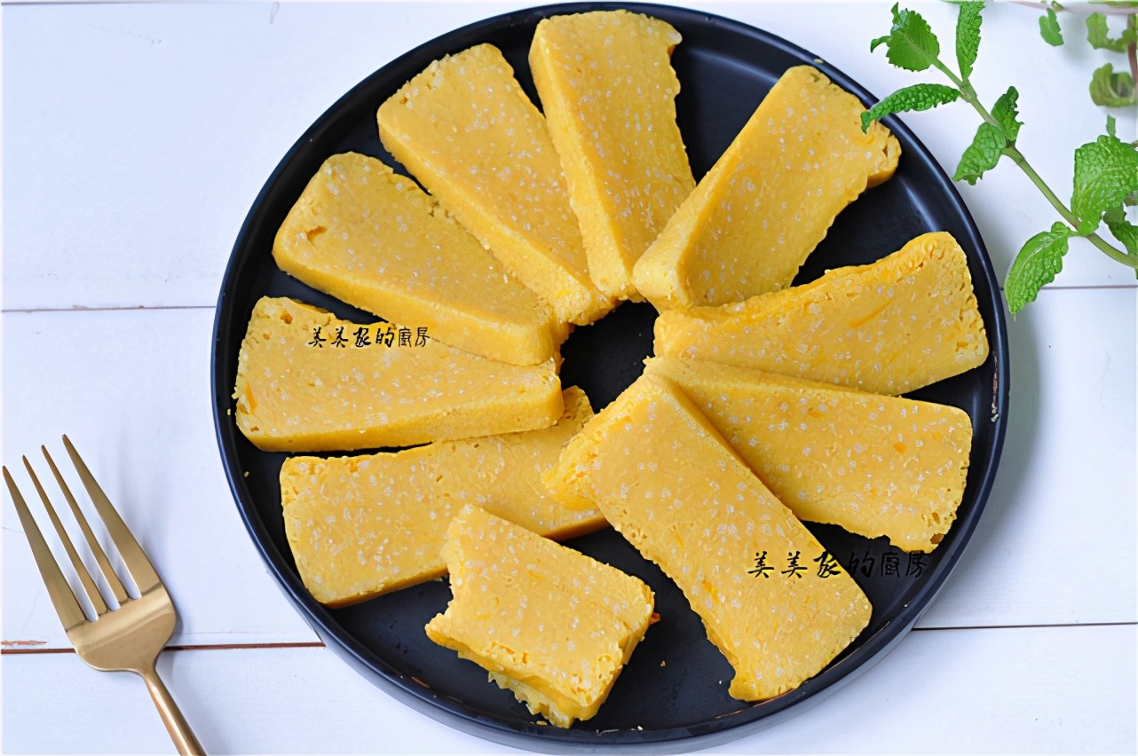 南瓜加一把小米，上鍋一蒸，清爽柔軟，香甜爽口，當早餐最開胃