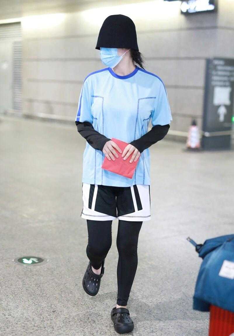 谢娜生二胎后不顾明星形象，穿运动装配瑜伽裤，身材像“大妈”