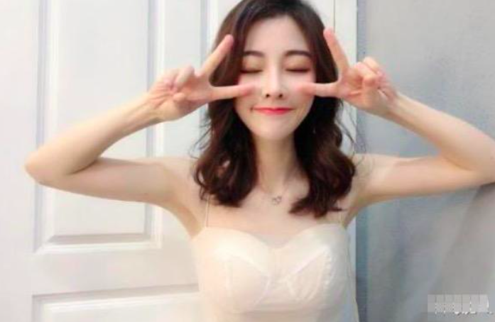 冯提莫没有十级美颜后，直播时如“乔碧萝”，