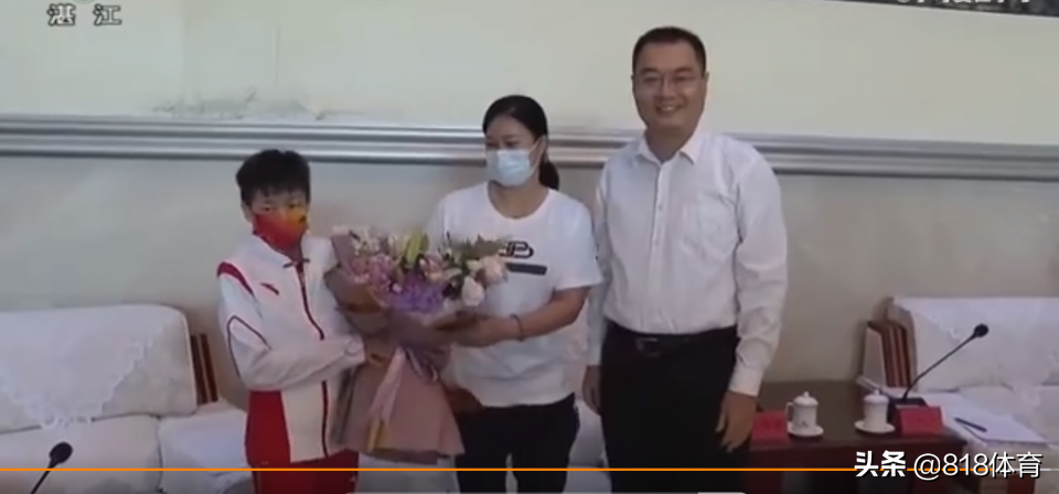 全红婵衣锦还乡!湛江市举办盛大欢迎仪式,站书记市长中间C位同框