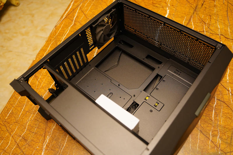 这机箱真浪！安钛克风行者DF700 Flux中塔机箱开箱简评