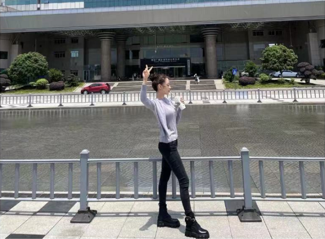 吉娜曬郎朗視角照，喝奶茶開心如小女生，產後仨月身材恢復到巔峰