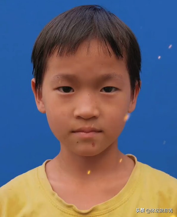 太可爱了！全红婵3年前照片曝光，巨星潜质凸显，看着像个男孩子