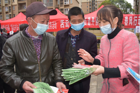 贵州省凯里市：搬迁群众家门口应聘 实现就近就业稳增收