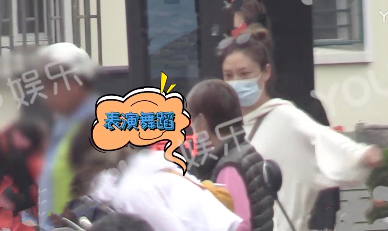 應采兒定居上海送兒子上國際學校，接Jasper放學時表演跳舞很賣力