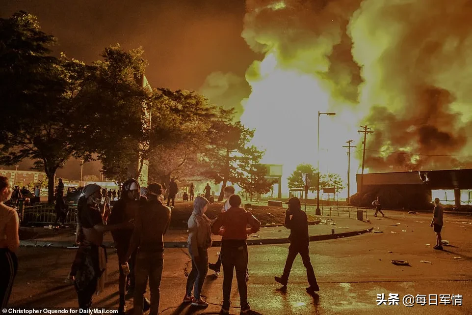 打砸抢烧乱成一锅粥，老美还四处秀肌肉！真的