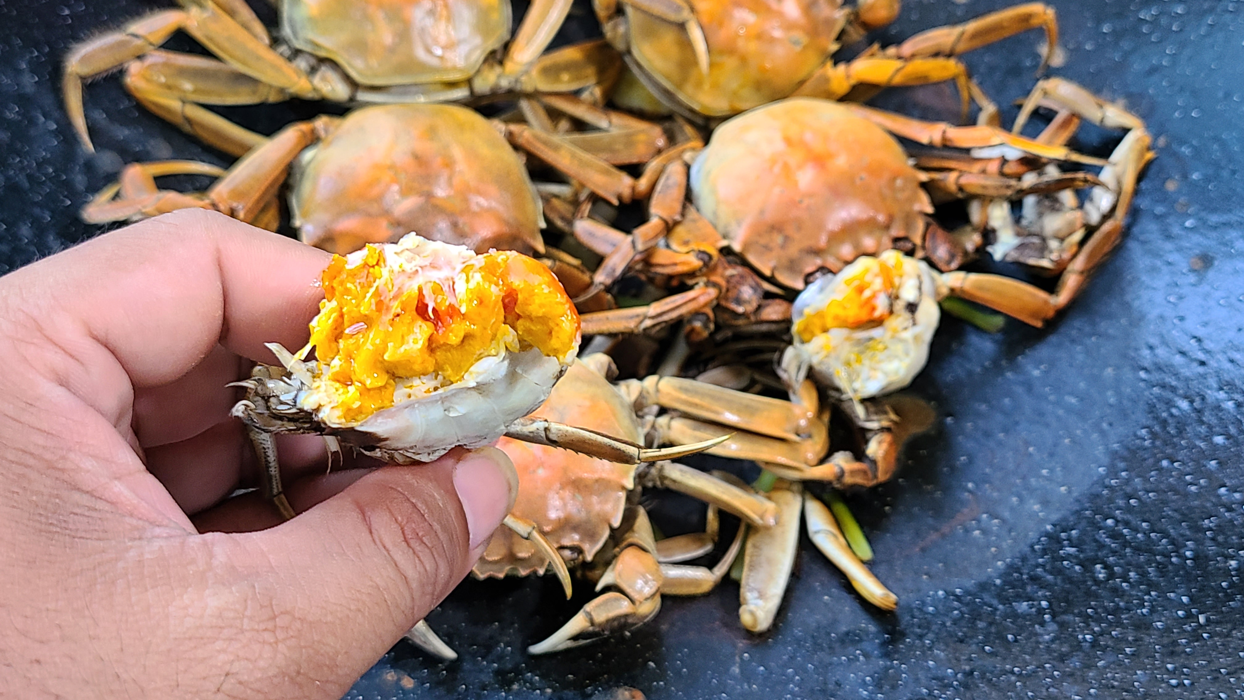 廣東焗螃蟹的做法，簡單好吃香味濃，滿滿的蟹黃看著就饞